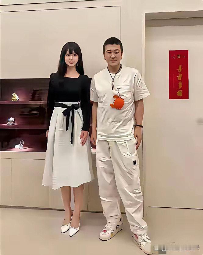 没有黄圣依，杨子还是照样潇洒，旁边的美女真漂亮，有认识的吗？ ​​​