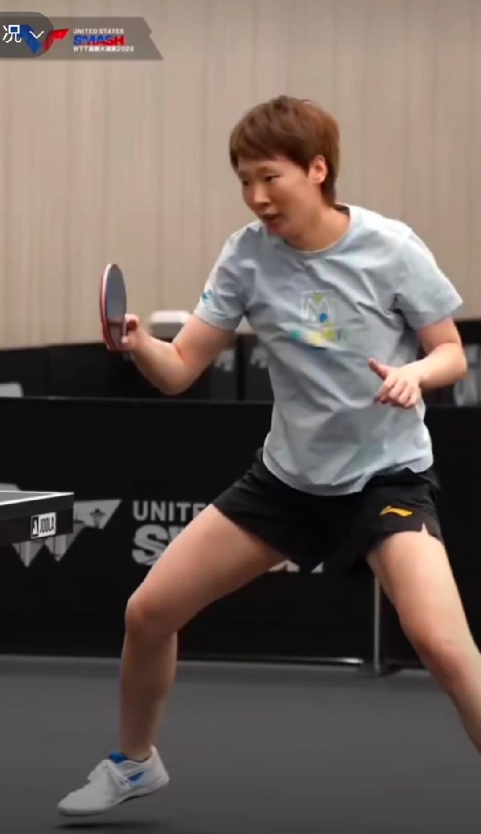 WTT美国大满贯赛前训练的王曼昱，全身心投入练球，步伐扎实专注度拉满。
马上就要