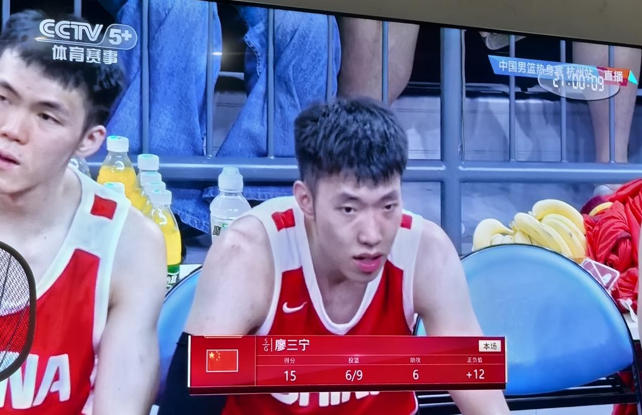 廖三宁真大腿！21分7助攻，中国男篮65：60战胜荷兰队！
热身赛两战全胜！
比