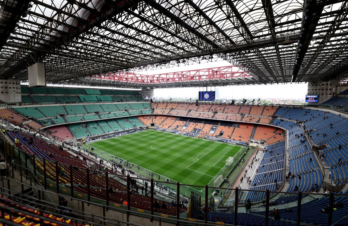 🏟 距离比赛开始还有45分钟，圣西罗球场已经开始陆续入场啦！AC米兰 ​​​