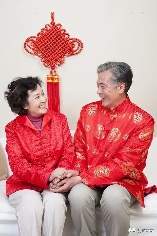 咱们做父母的，顶多能盼着他们常回来看看，真要把养老重担全压在他们身上，心里还是觉