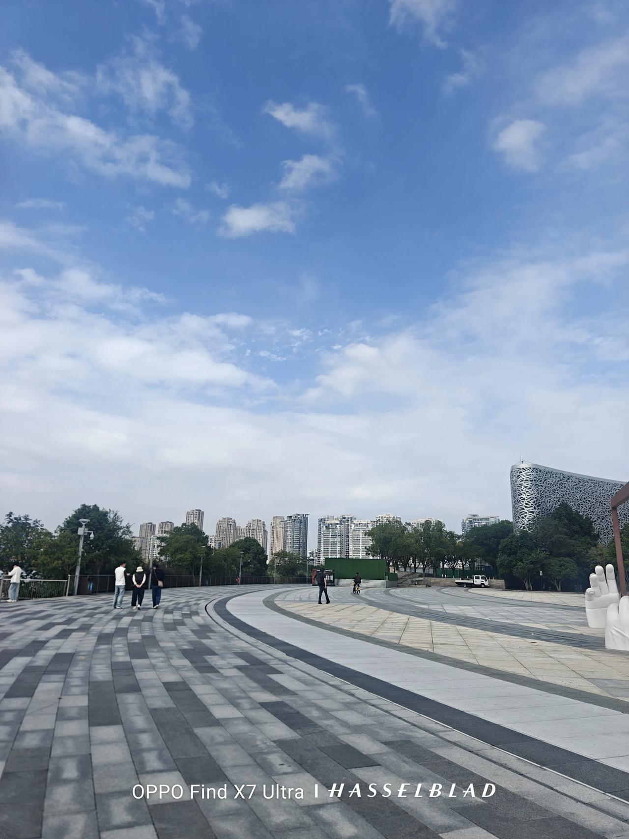 天空初时晴朗，太阳温暖炽热。突然，灰云压城，天色渐渐灰蒙，只有白鹭翻飞，水天一色