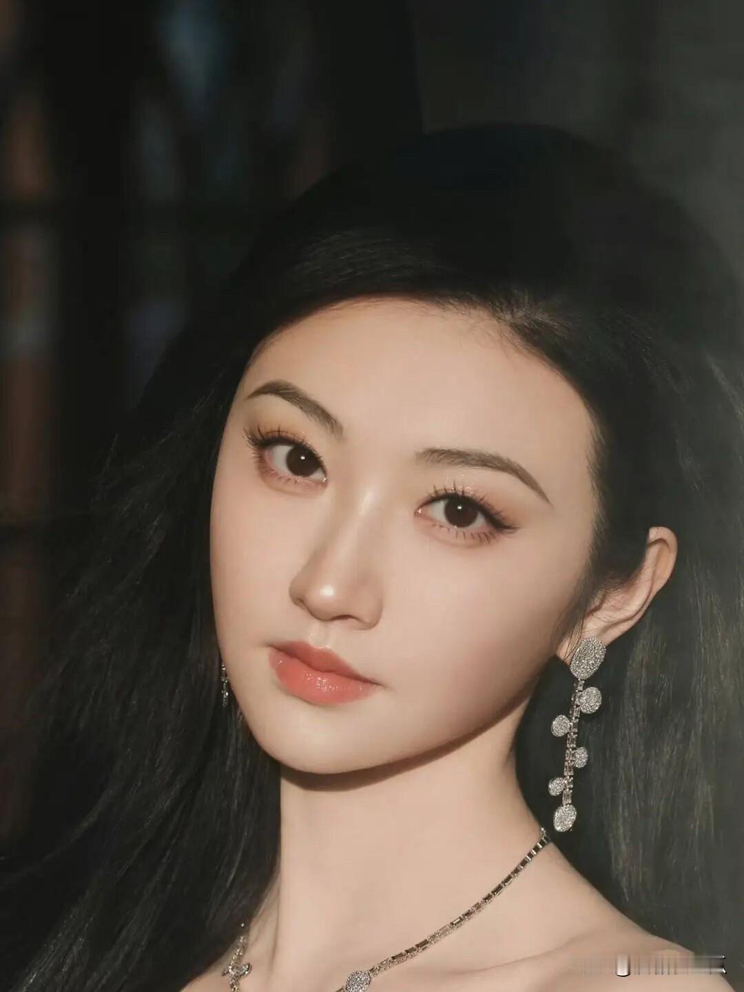景甜
给所有养女儿的家长提了个醒，那就是别把女儿养得太单纯天真了，不然以后长大了