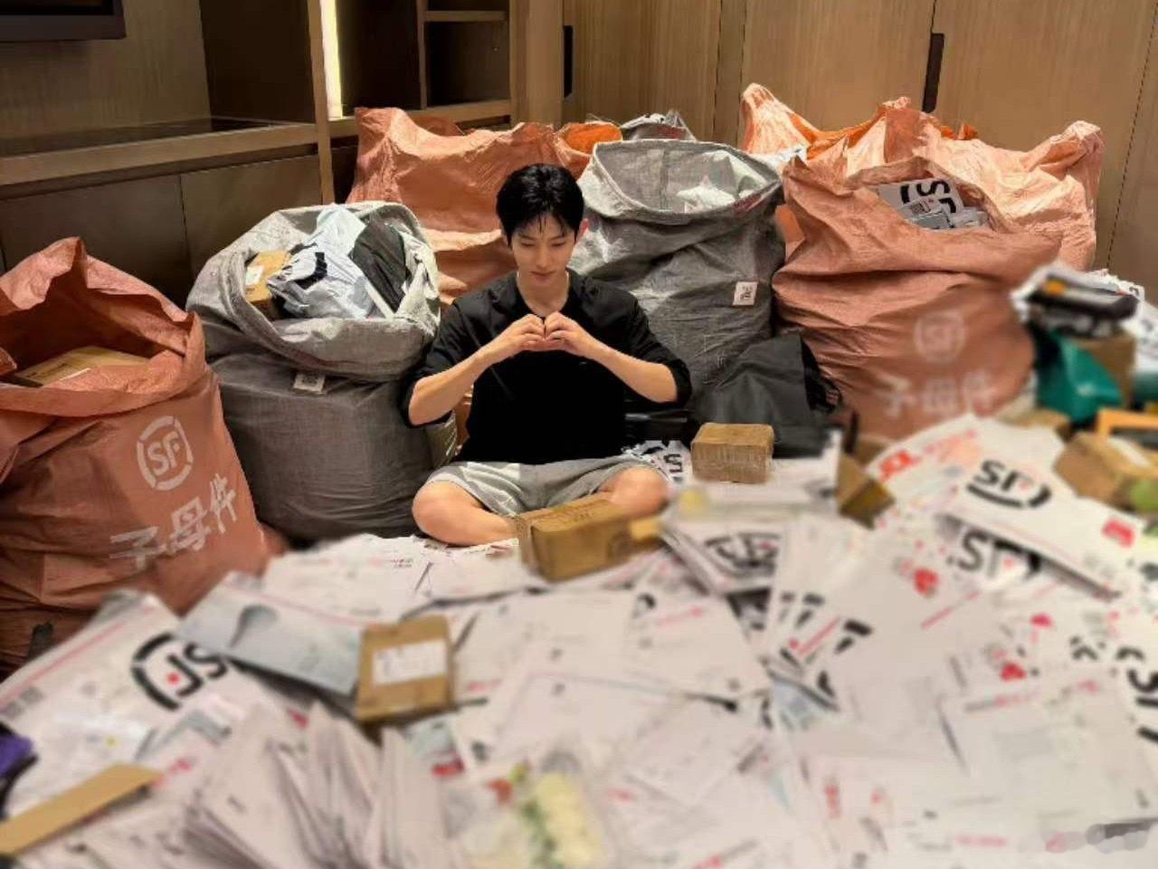 怕机场没接住的信让粉丝失落，主动在泡泡发了寄信地址：“在上海期间寄给我，我亲自带
