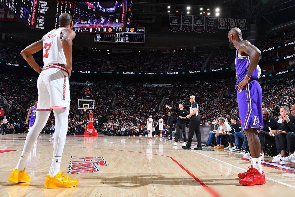 别拿火箭8连胜狂欢，我只看到他们险些尿裤子的狼狈。
前三节领先23分，末节却被