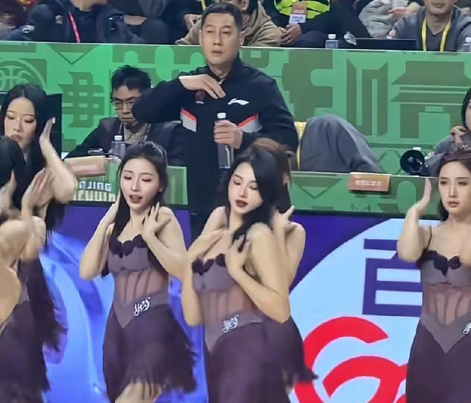 CBA开始亲手扭断“性感”的脖子了。
你发现没，现在看球，最尴尬的时刻可能是暂停