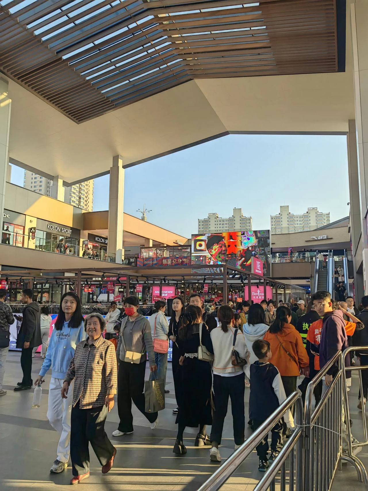 太原奥莱周年店庆，人流量和去年开业时有一比，奥莱周边几条快速路边上能停车的地方都