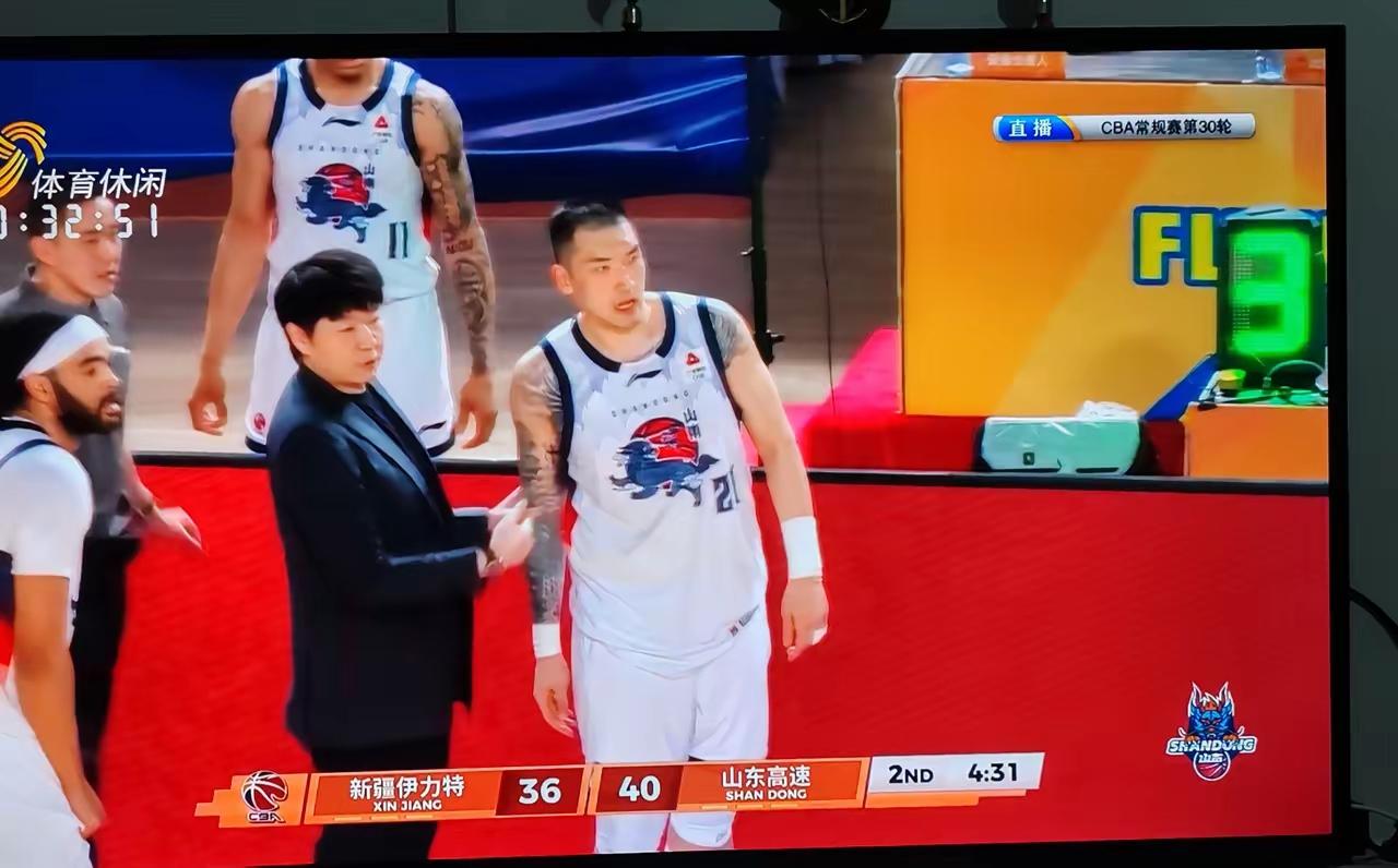 集体篮球的胜利，山东高速男篮7人得分上双，助攻数30，高于新疆男篮10次，篮板球