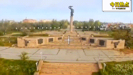 俄军用无人机，给赫尔松乌控区那座卫国战争纪念碑空投了鲜花，就为了致敬。

这操作