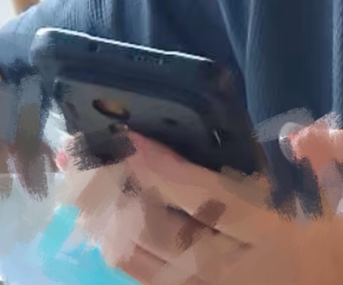 路人看到一台穿着保密壳的新机，机型不明，顶部有扬声开孔 ​​​