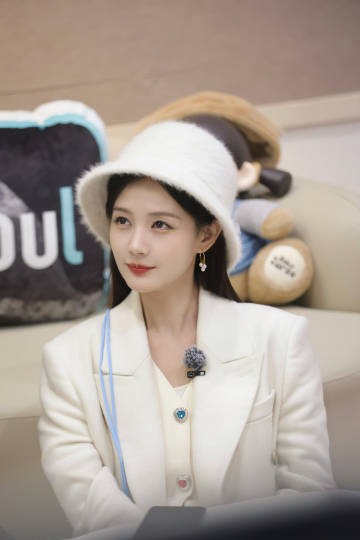 连续20天给李一桐送花的人找到了   李一桐被盯上了 女子推理社真的有点东西，尤