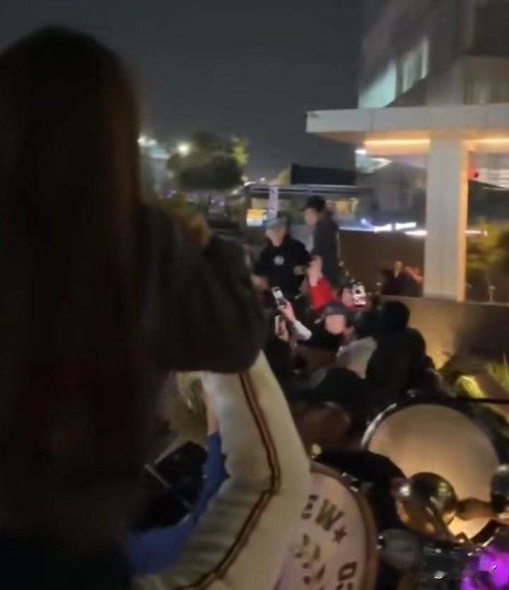 我有预感，英国要输球了
这墨西哥球迷，也太不讲武德了，大半夜的敲鼓放烟花。英国球