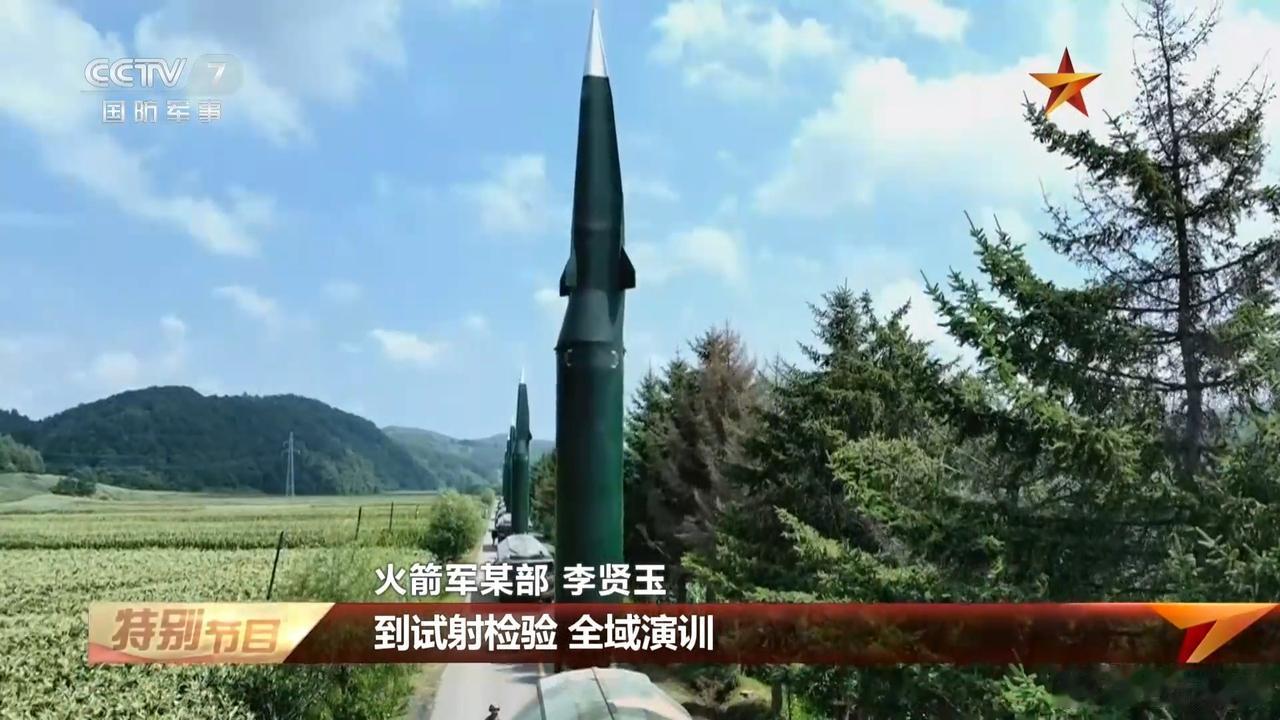 普通国道公路上着一排排的东风-17，让人觉得心里非常的踏实。现在火箭军所有的陆地
