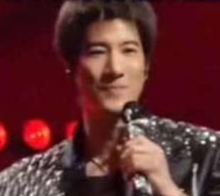 王力宏在2026年“湾区升明月”大湾区电影音乐晚会上演唱的《盖世英雄》，是一个“