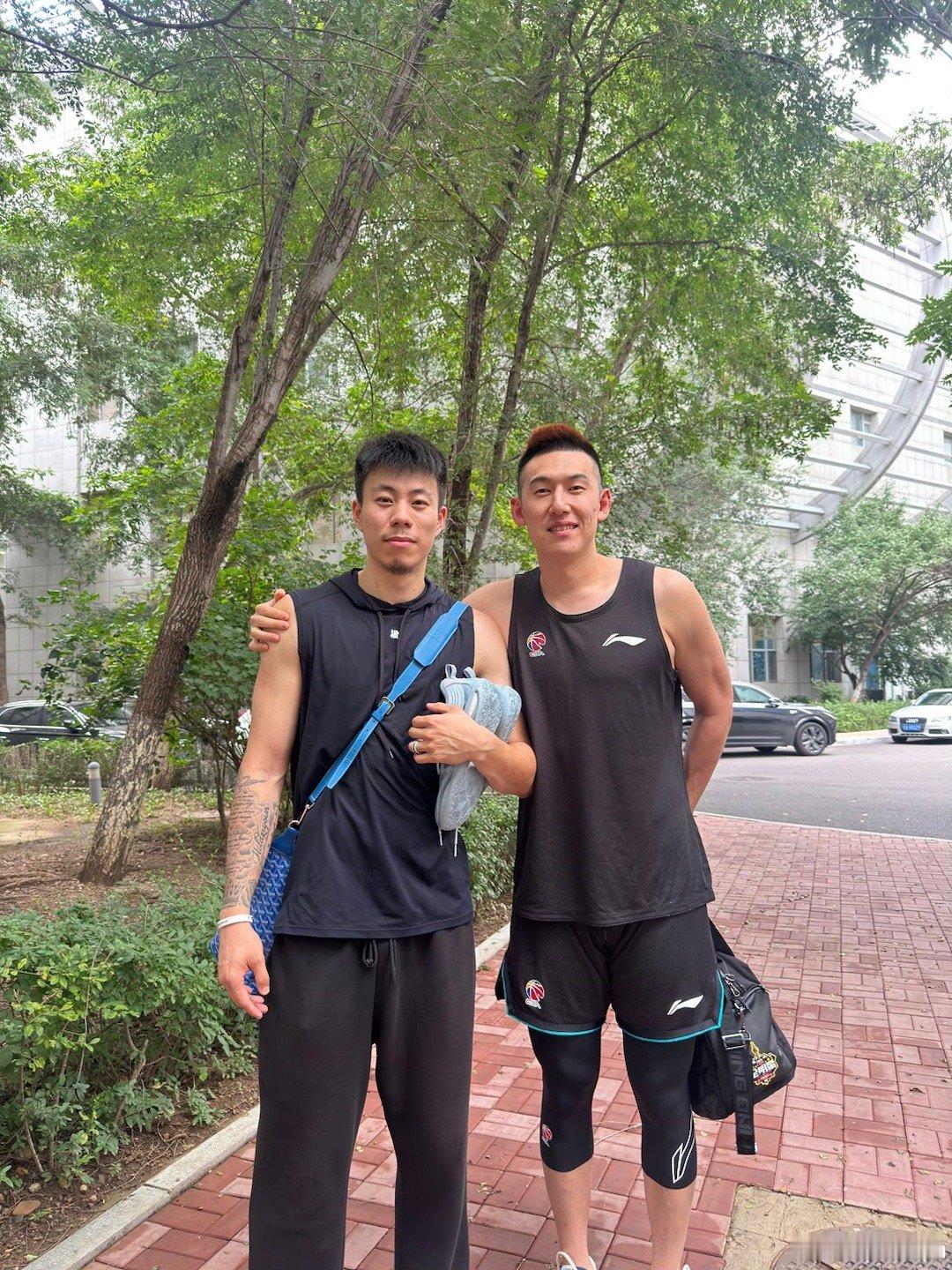 付豪和张陈治锋分别更新送别金金和刘雁宇。金粉告一段落，大张给金金笔芯。辽宁男篮[