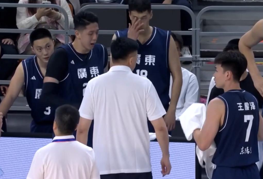 广东队赢23分！杜锋也不开心，一句话让记者无言以对。
全运会男篮小组赛，广东队与