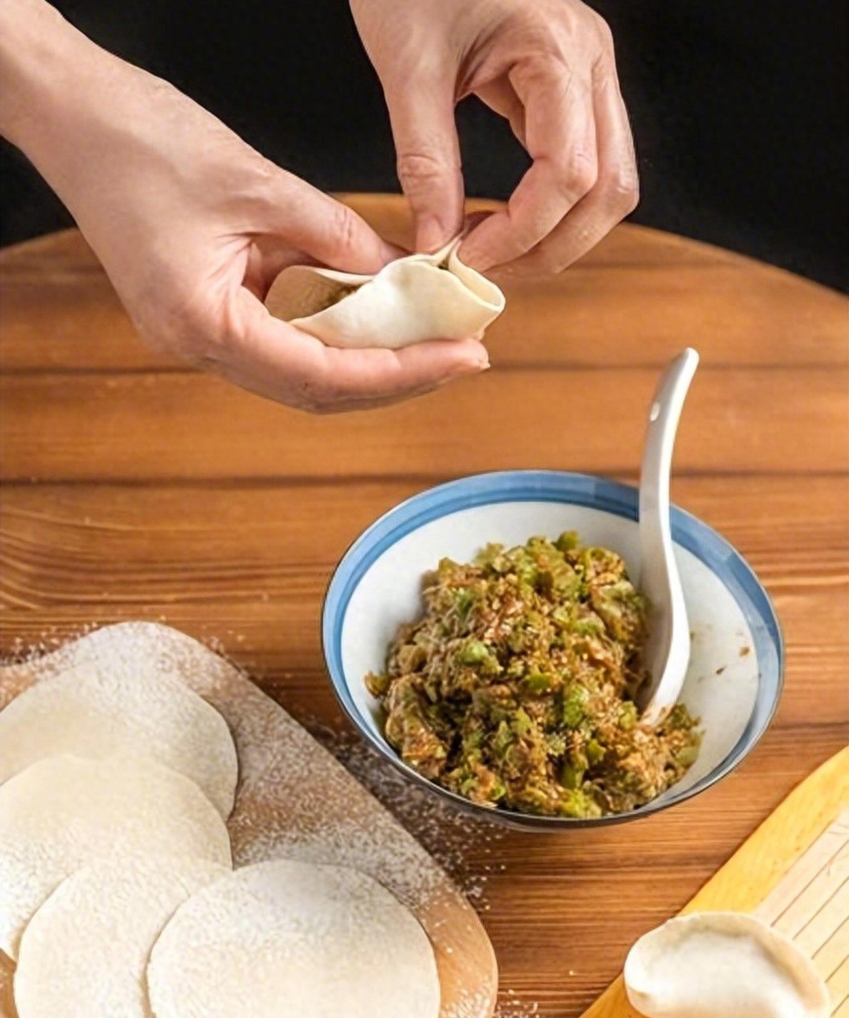 【员工误用剧毒生乌粉包饺子毒死老板 法院宣判】推拿店店主邓某未将有毒药材“生乌”