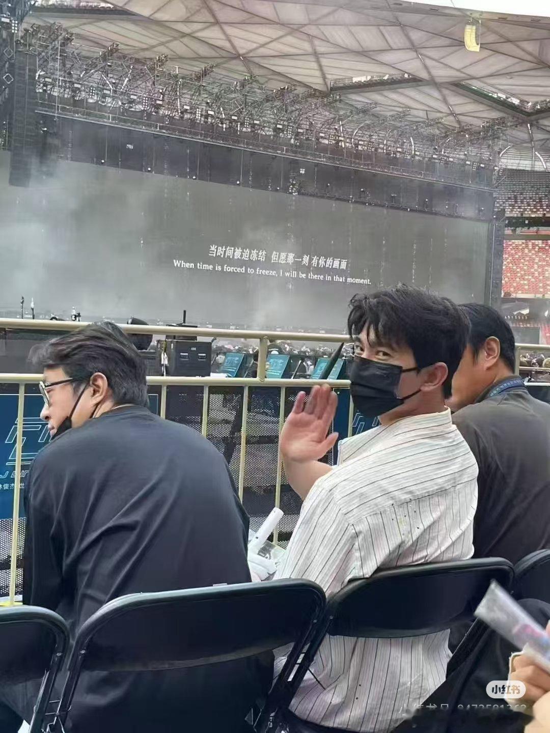 杨洋去看林俊杰演唱会了，好完美的眉眼 ​​​
