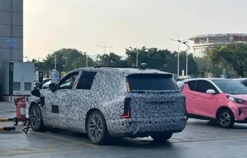 极氪8X今天开启预售，定价**37.68万元起**。昨天岚图泰山X8刚上市，今天