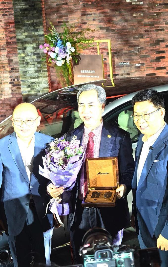 余承东上海交付新车 上海迎来重磅新车交付，余承东现身亲手交付车辆。各路行业大咖到