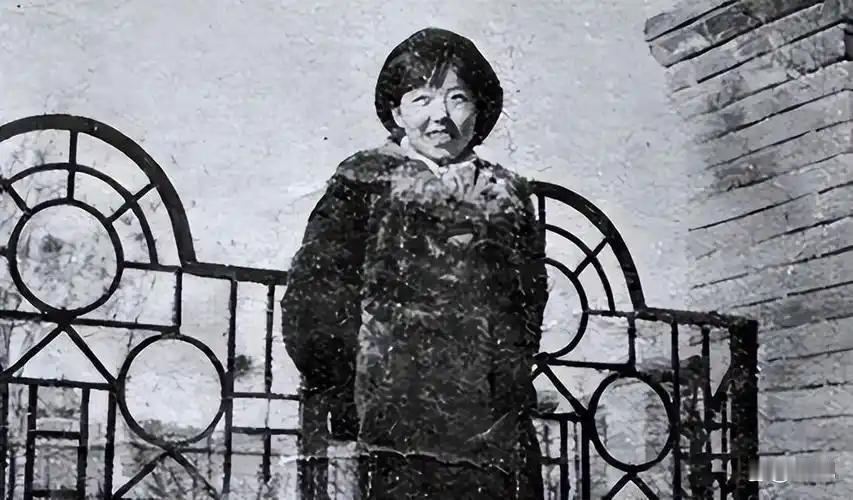 一位两性专家说：“男人喜欢一个女人，就会忍不住去拥抱、亲吻。而女人喜欢一个男人，