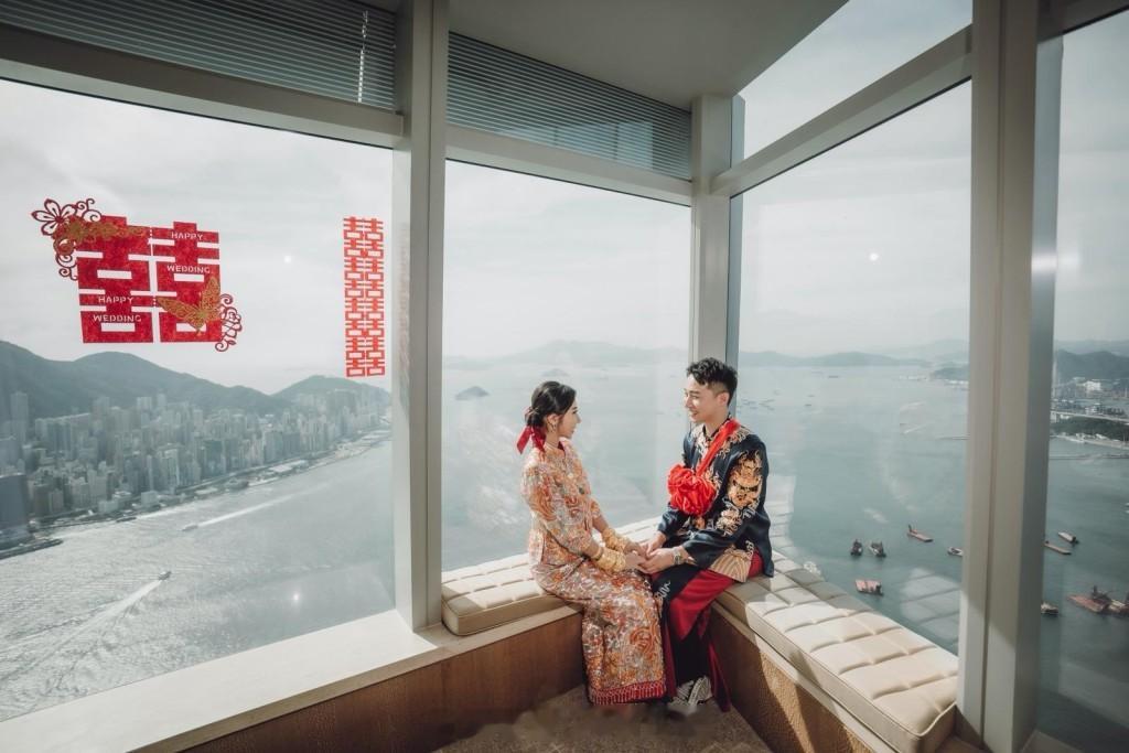 星岛：TVB上位小生奢华婚宴贵气逼人 新娘满身金器金龙彩凤粉红钻褂皇出门 心型绿