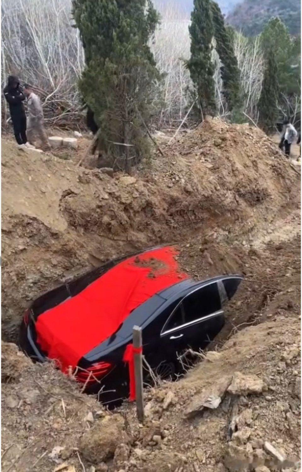 百万奔驰陪葬闹剧收场！当事人公开致歉，车已挖出
 
辽宁辽阳“用百万奔驰车陪葬”