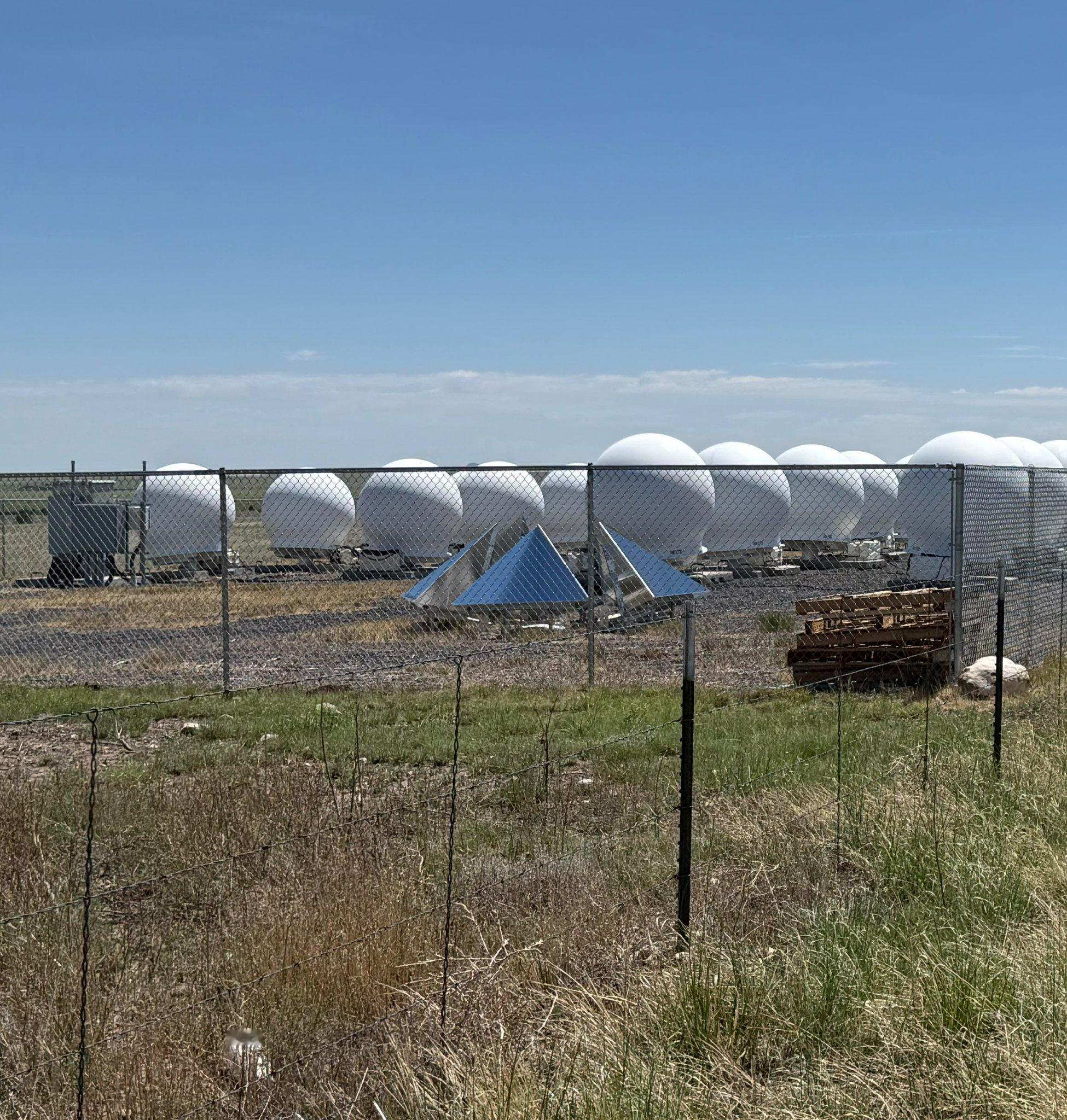 网友曝光，SpaceX已在至少两处新建的Starlink大型信关站点部署了角反射
