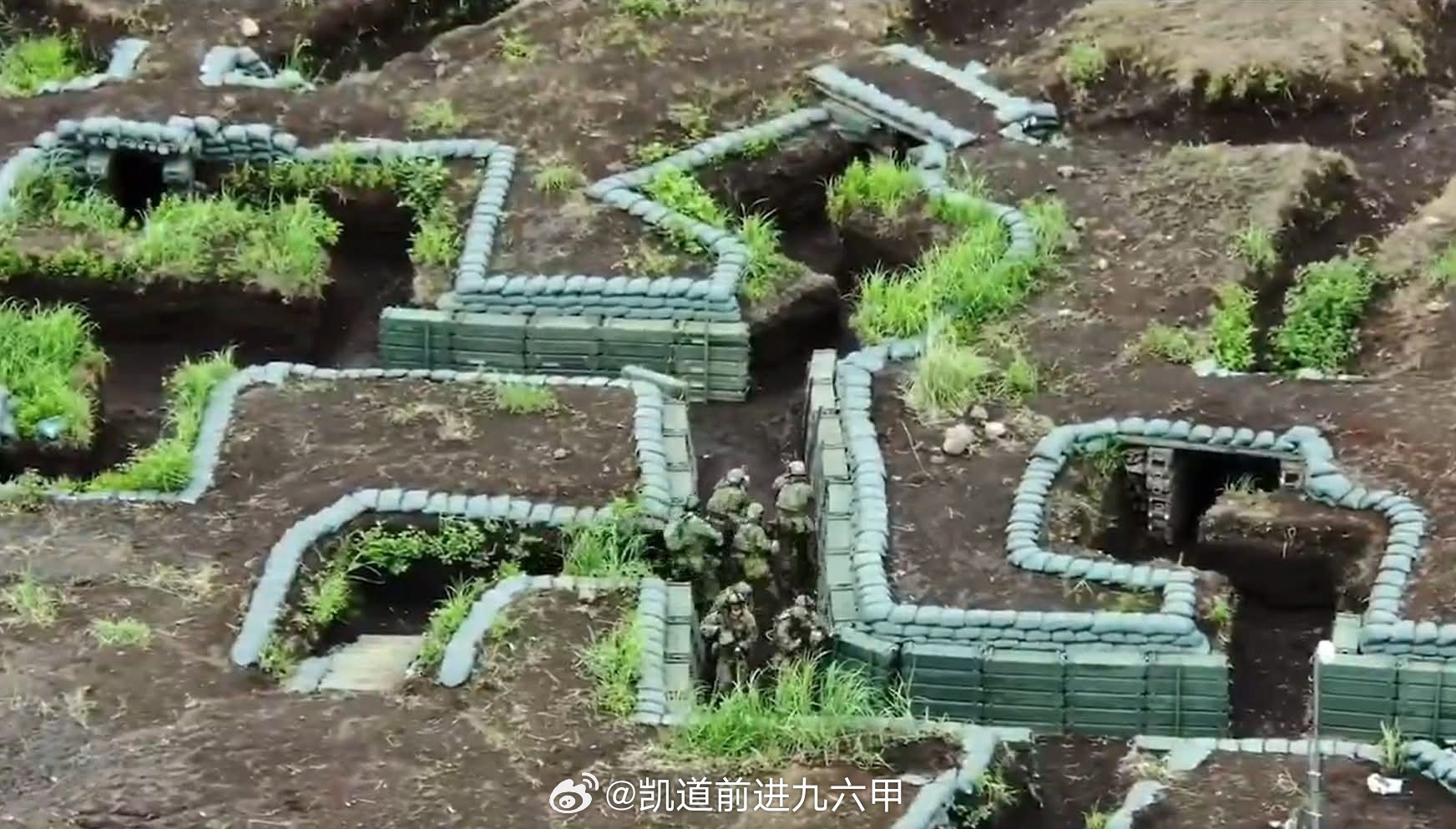 受俄乌大区战斗经验影响，日本陆上自卫队也开始重拾堑壕战斗训练（演示画面）