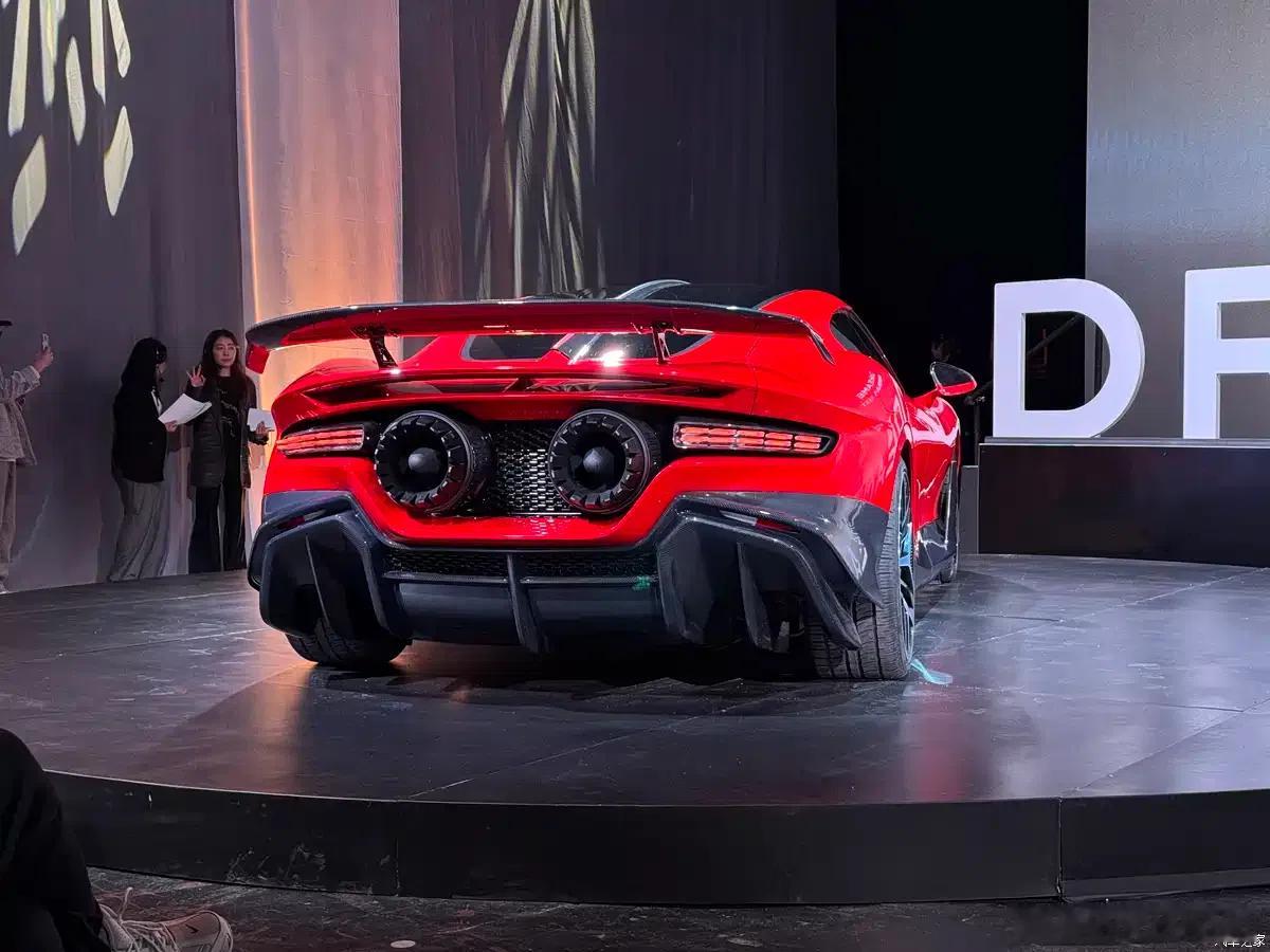 追觅发的新车，next 01 jet edition，尾部采用双固态火箭推进器，