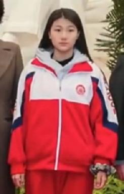 毛甜懿，都17岁了，时间真快，长成大姑娘了，长相随妈妈，像南方女孩，很漂亮、秀气