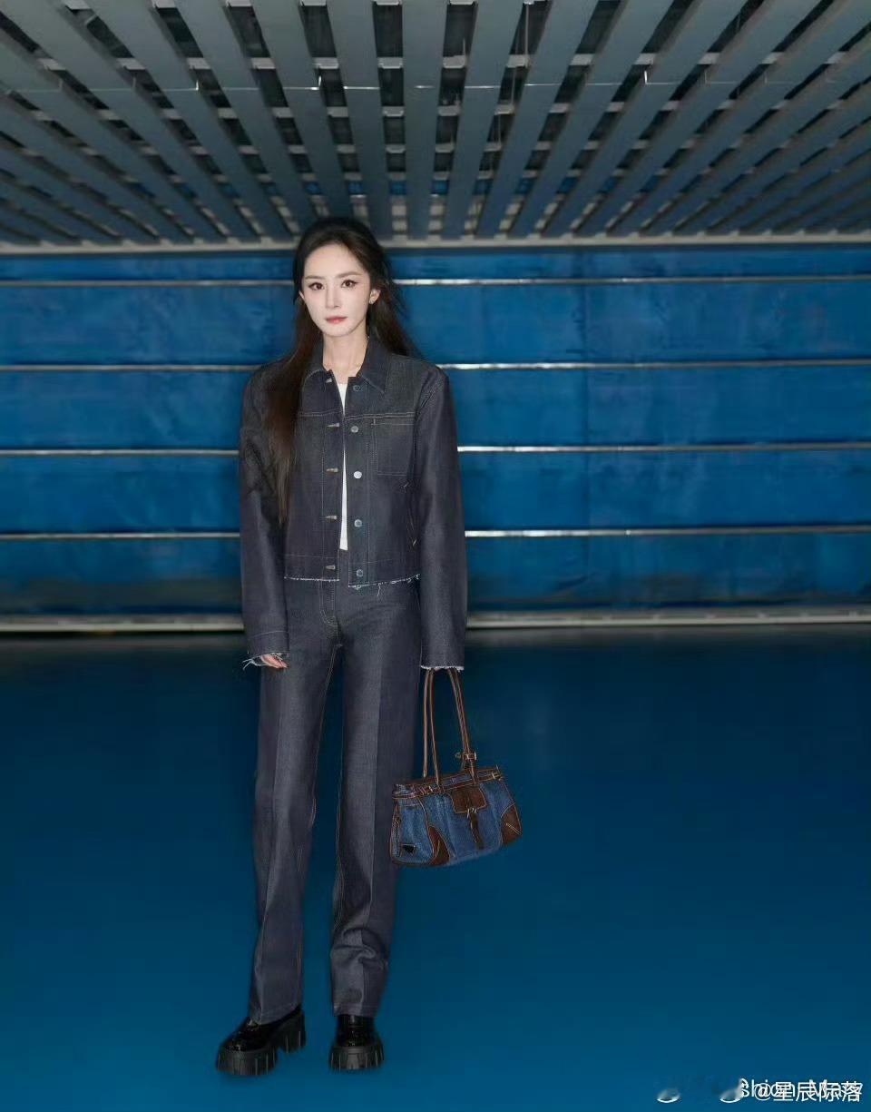 粉丝不是说杨幂是穿普拉达的女王吗 中国首映礼怎么没有被邀请啊 还不如周也