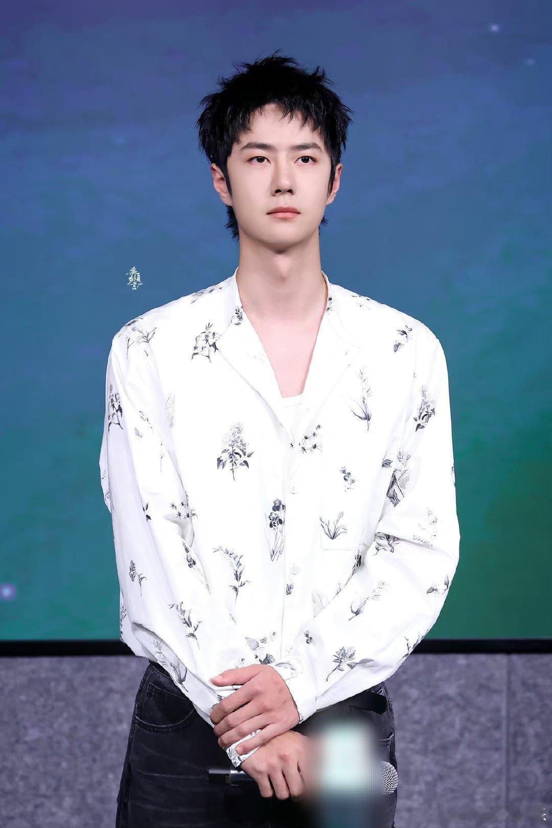 #王一博白色v领衬衫# 王一博今日线下活动路透，白色v领衬衫+牛仔裤造型清爽帅气
