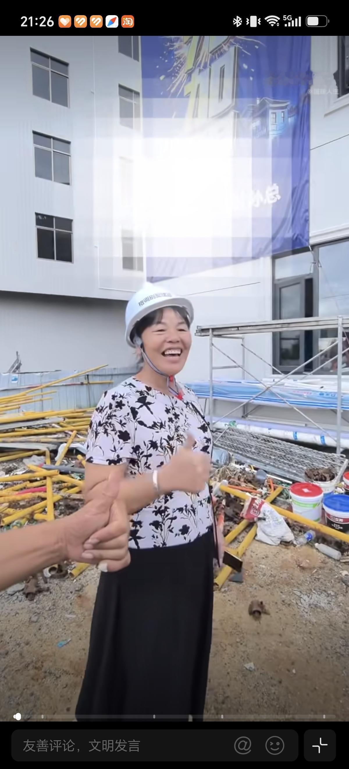8月22日全红婵妈妈去新家在门口就开心的合不拢嘴，终于有自己的家了。当初全红婵妈