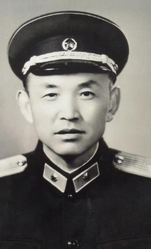 1951年，140师参谋长黎原因为打仗太厉害，资历却不够，军长为了提拔他，接连调