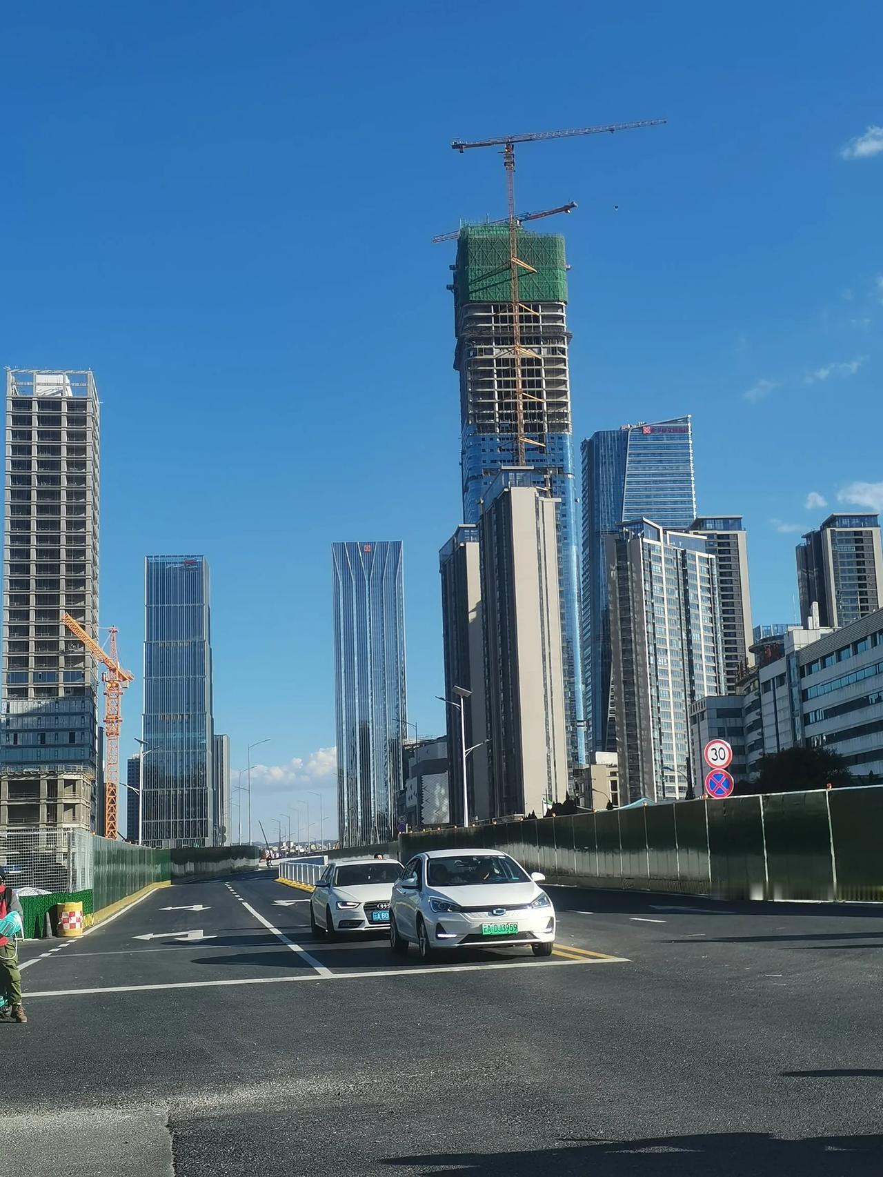 你别说这个方向看过去，龙湖270真的是在巫家坝是老大的存在。有的人说龙湖金融中心