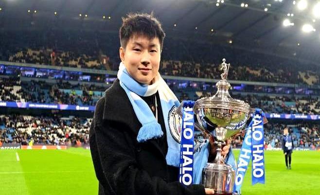 赵心童带着世锦赛冠军奖杯出现在曼城伊蒂哈德主场。
 

就因为曼城输了球，有人就