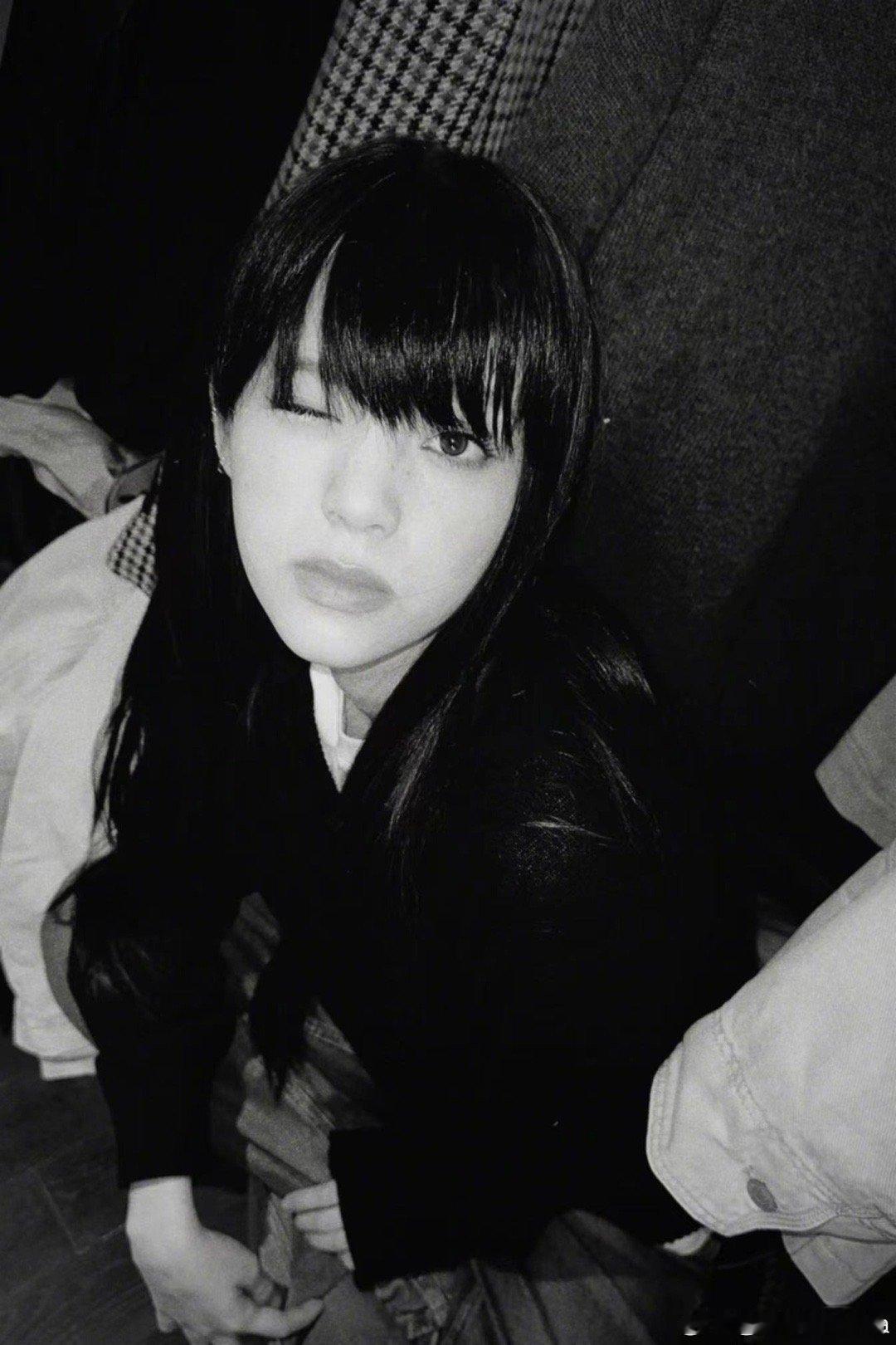 #欧阳娜娜甜酷辣妹##欧阳娜娜黑白滤镜自拍# 欧阳娜娜发博分享黑白滤镜自拍，甜酷