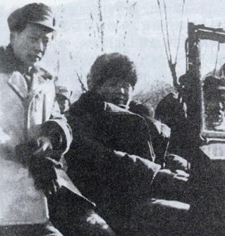 1945年，国民党特务密布重庆，蒋介石亲自邀请毛主席入虎穴谈判。延安的同志们心急