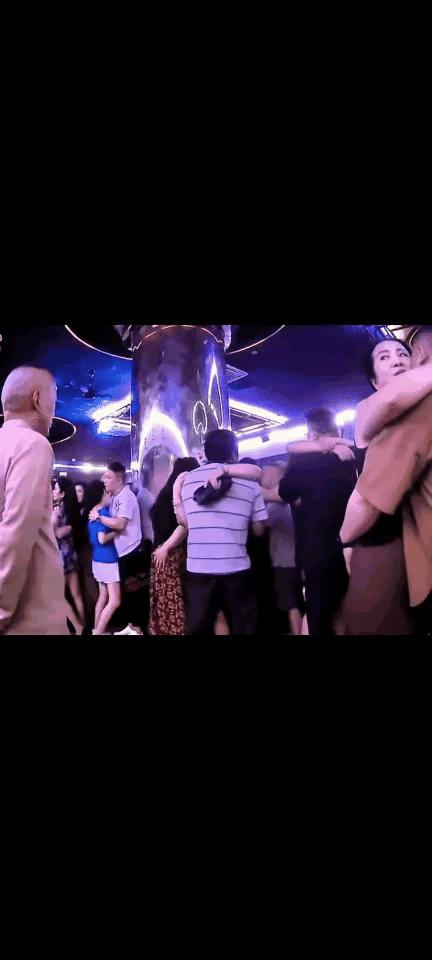 小蛮在车库跳了15秒，黑紧身衣一扭，点赞冲到600万。
评论区男网友集体喊上头，