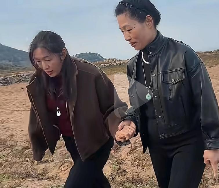 真佩服海军妈妈。养了猪，又养了羊，还种了这么多土豆，红署。女汉子三头六臂都用上啦