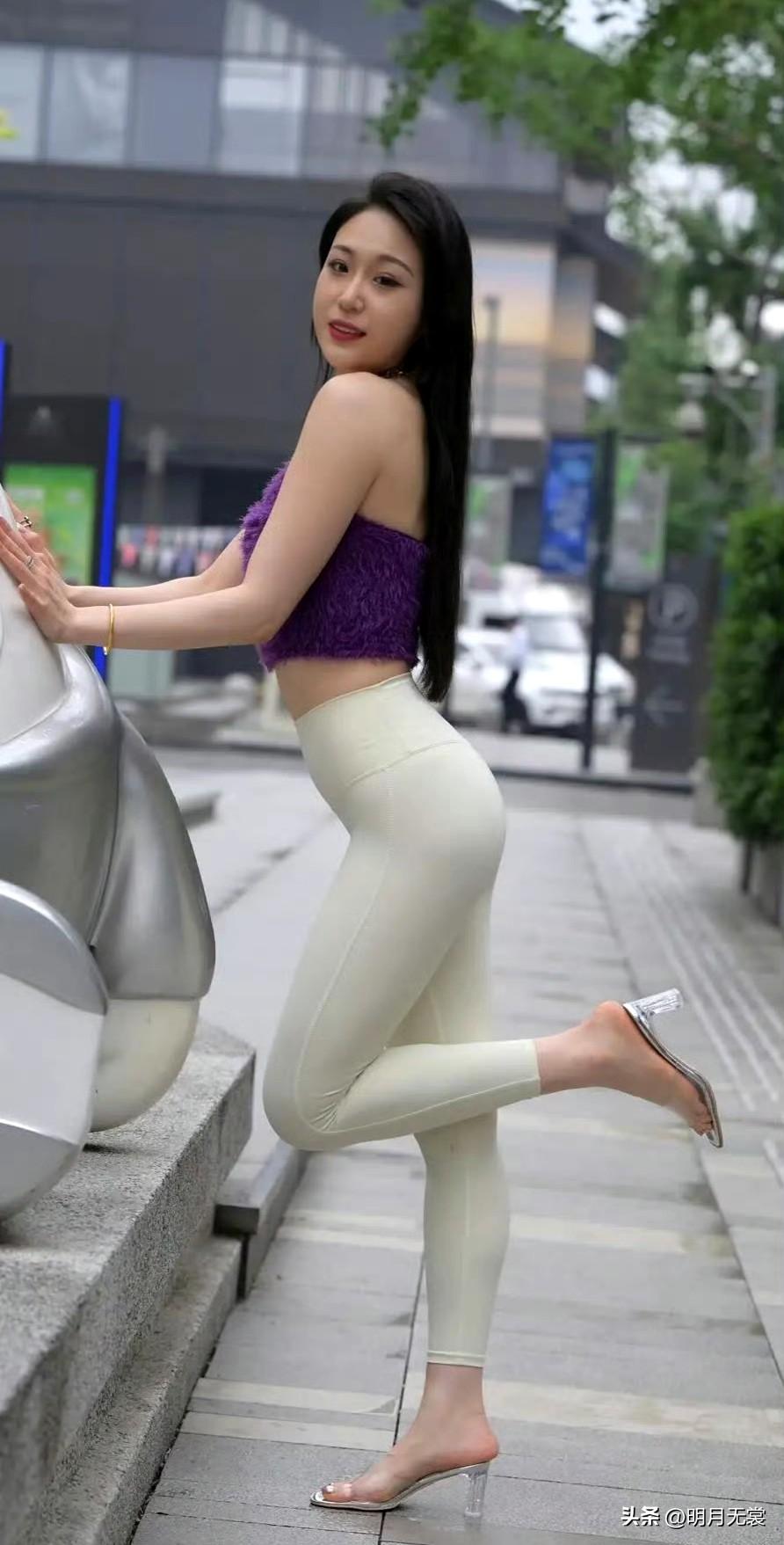 都市街头穿搭指南：紫色露肩上衣+米色紧身裤，时尚又性感！