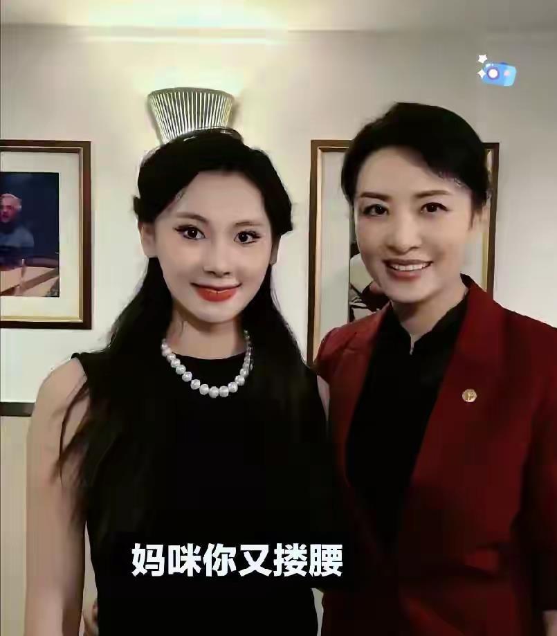 周涛58岁带着21岁女儿拍杂志那组照片，母女俩往那一站确实养眼，女儿出落得文静大
