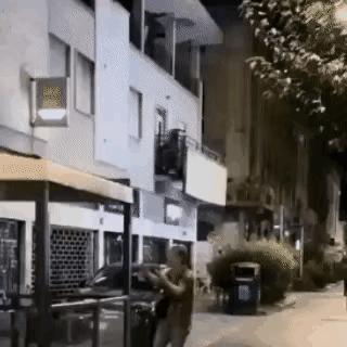 手里拿了一把刀，以为很牛，结果被椅子砸倒在地，瞬间又失去了攻击的能力，所以在和别