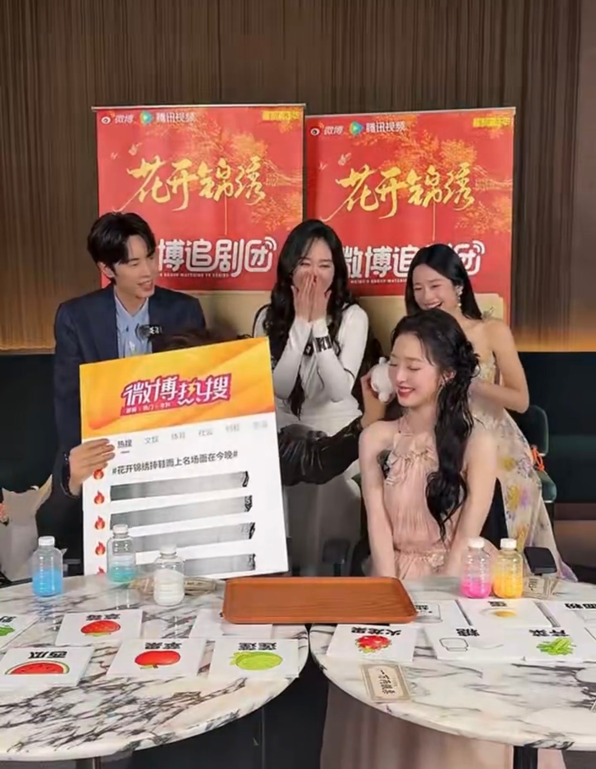 丁禹兮帮邓恩熙补妆直播间里丁禹兮用一个棉花娃娃完成了一次跨次元补妆。赵凌的娃娃代