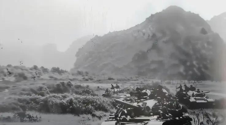 那天早上九点多，604号坦克在15号桥边被无坐力炮打中。何相孟左背和腰上全是弹片