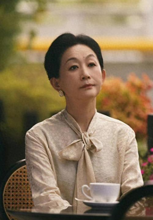 你说陈瑾这人，不结婚也不生娃，还能跟巫刚这么“扯不清”二十年，真是活成了个传奇！