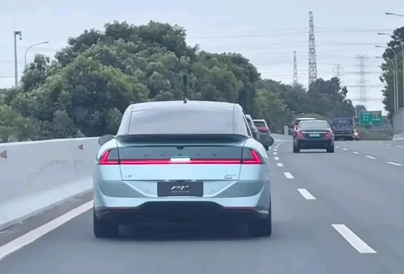 来看看小鹏P7+增程版实车，车尾对比纯电有变化，全新的环形尾灯，之前公布的信息，
