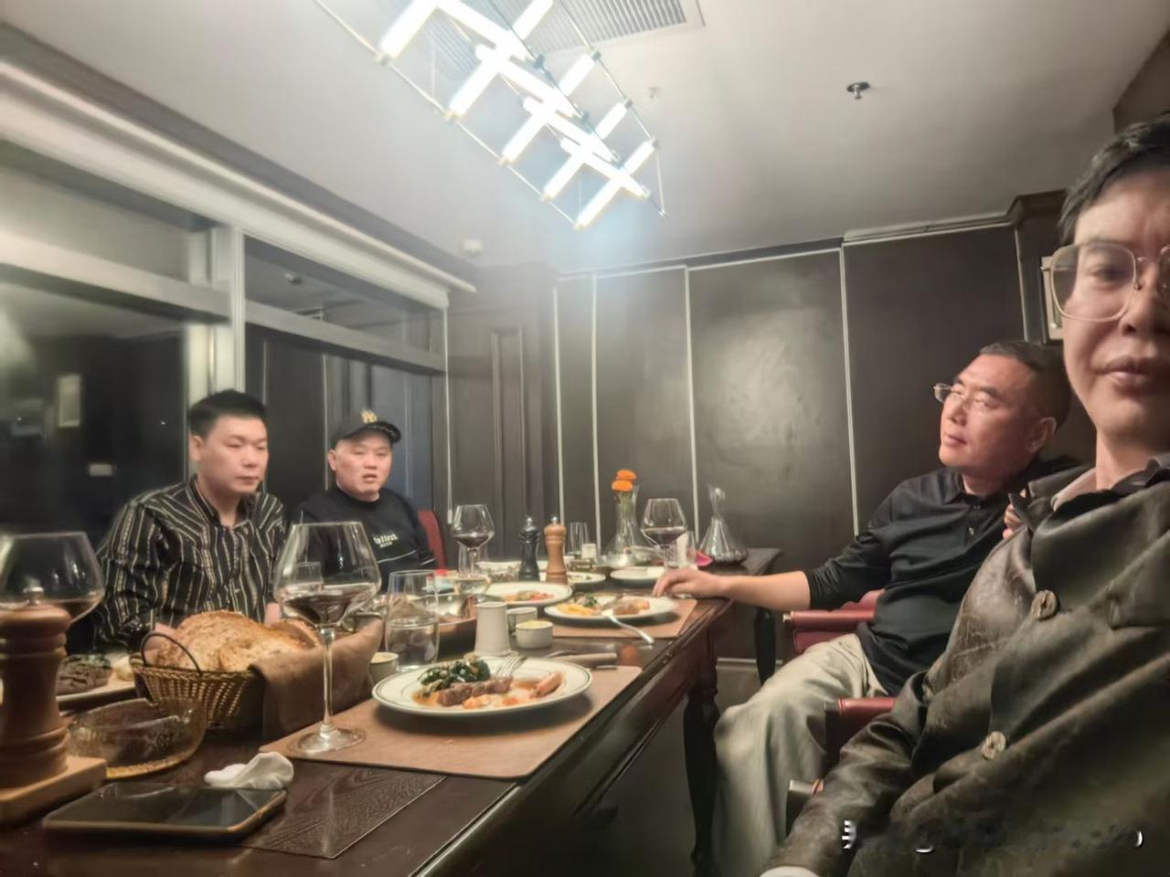 周末外滩边南京路步行街
​体验纯正进口的牛排+红酒
餐饮供应链老友相聚上海滩
​