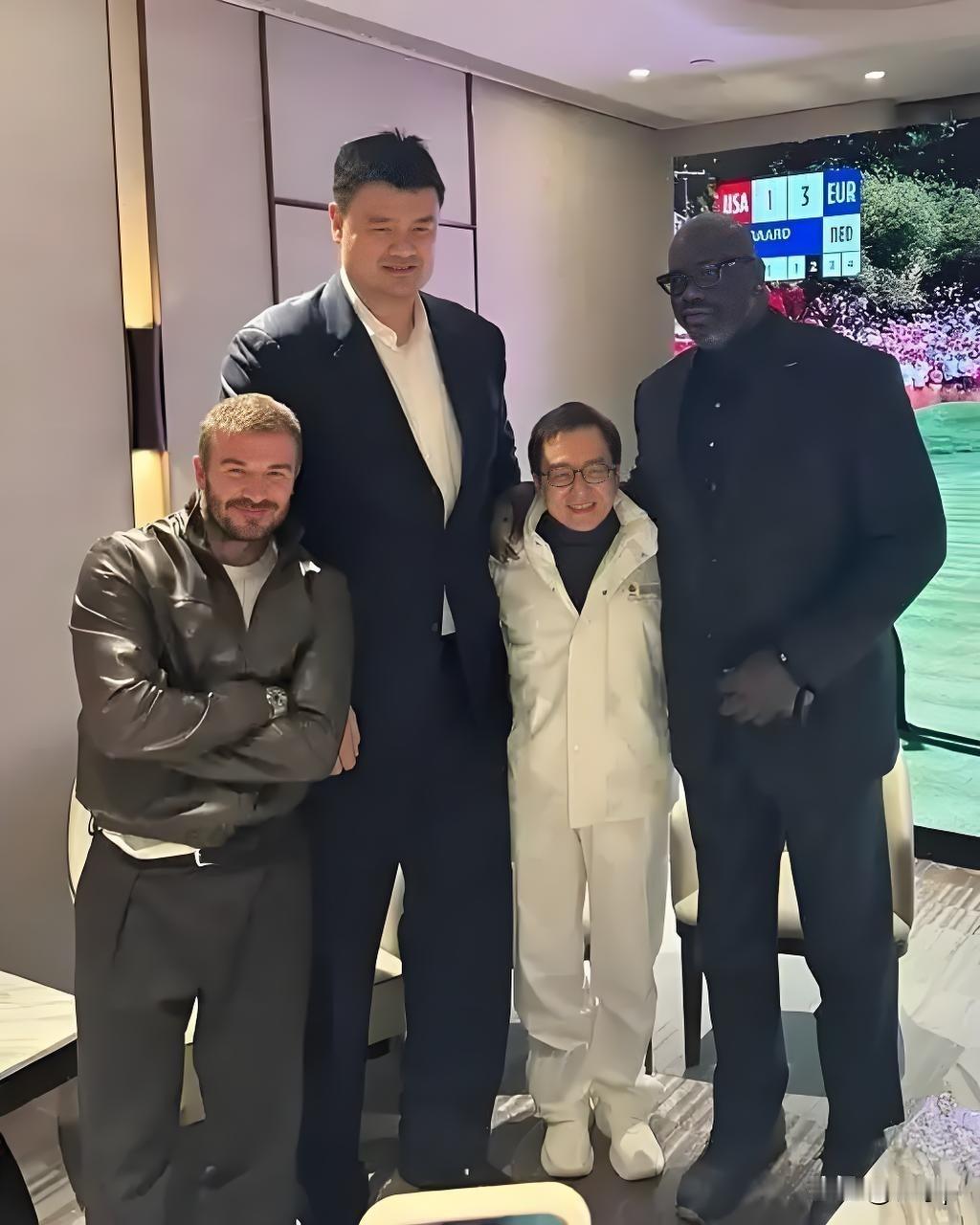 成龙站在他们中间就跟个小孩一样
姚明身高2米26，奥尼尔比姚明矮10厘米，成龙则